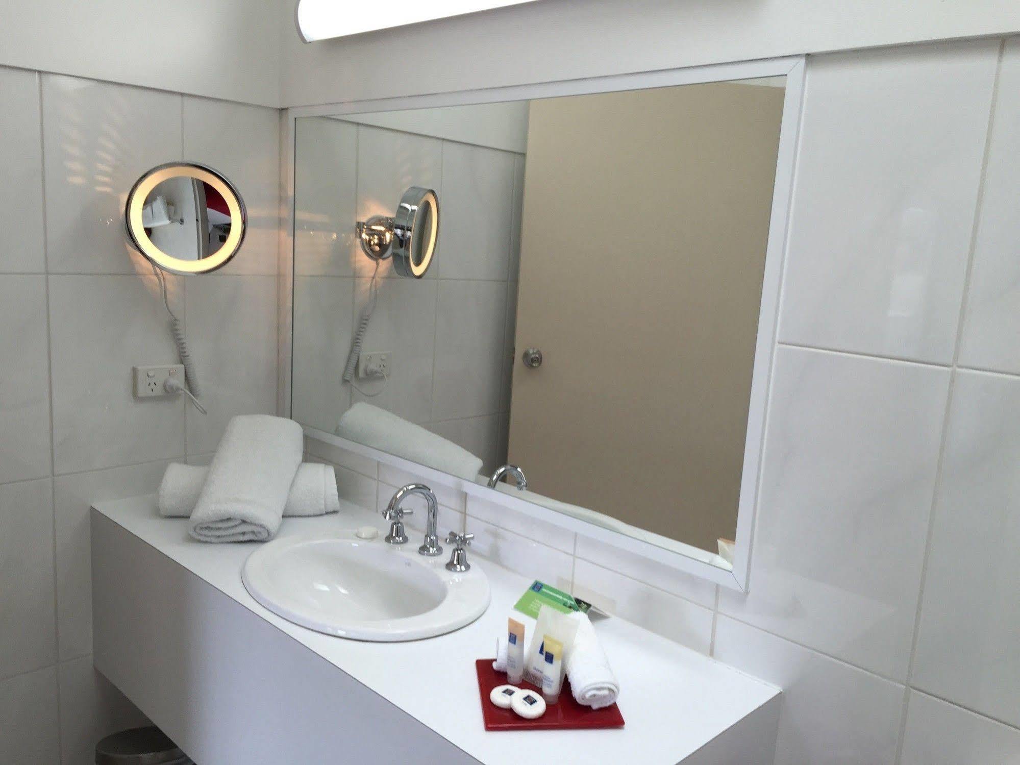Junction Motel Мерибъро Екстериор снимка