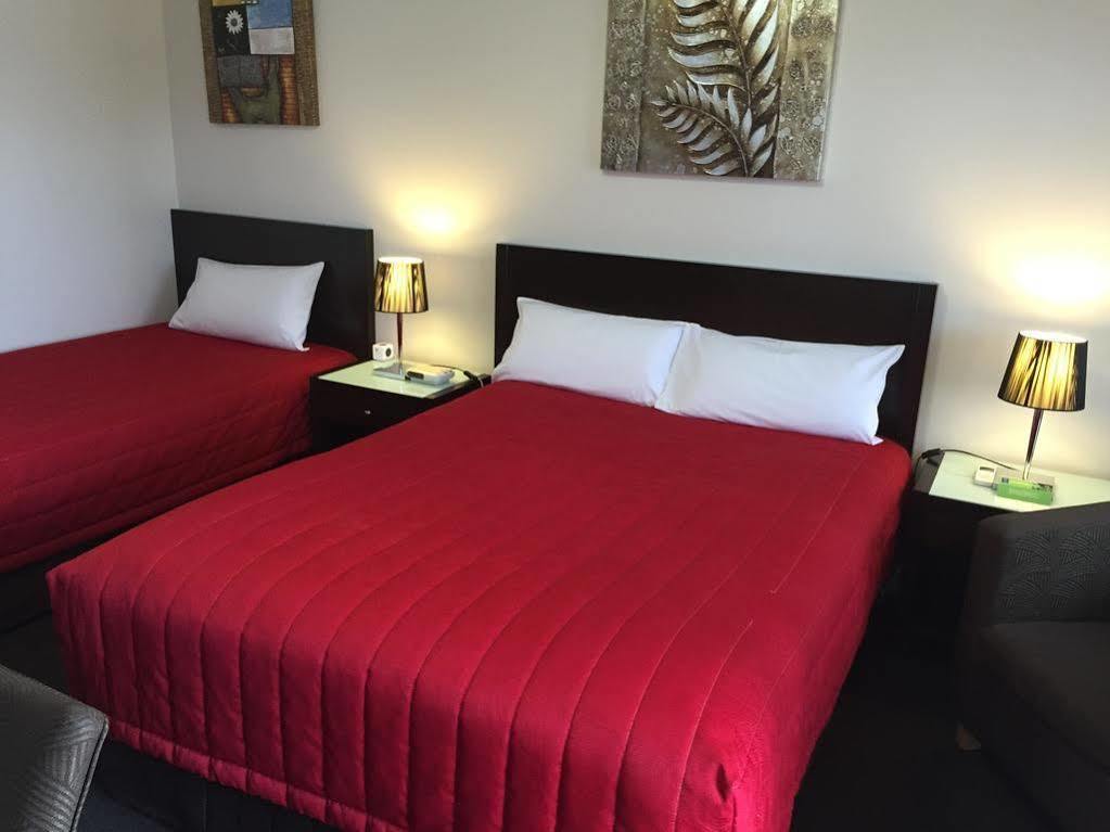 Junction Motel Мерибъро Екстериор снимка